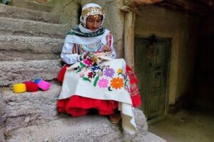 زن محلی ایرانی در حال دوخت و دوز