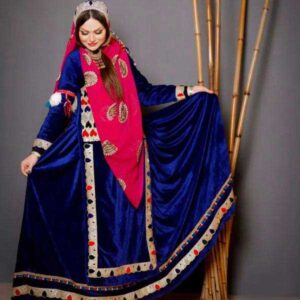 تصویری از یک بانو با لباس سوزن دوزی